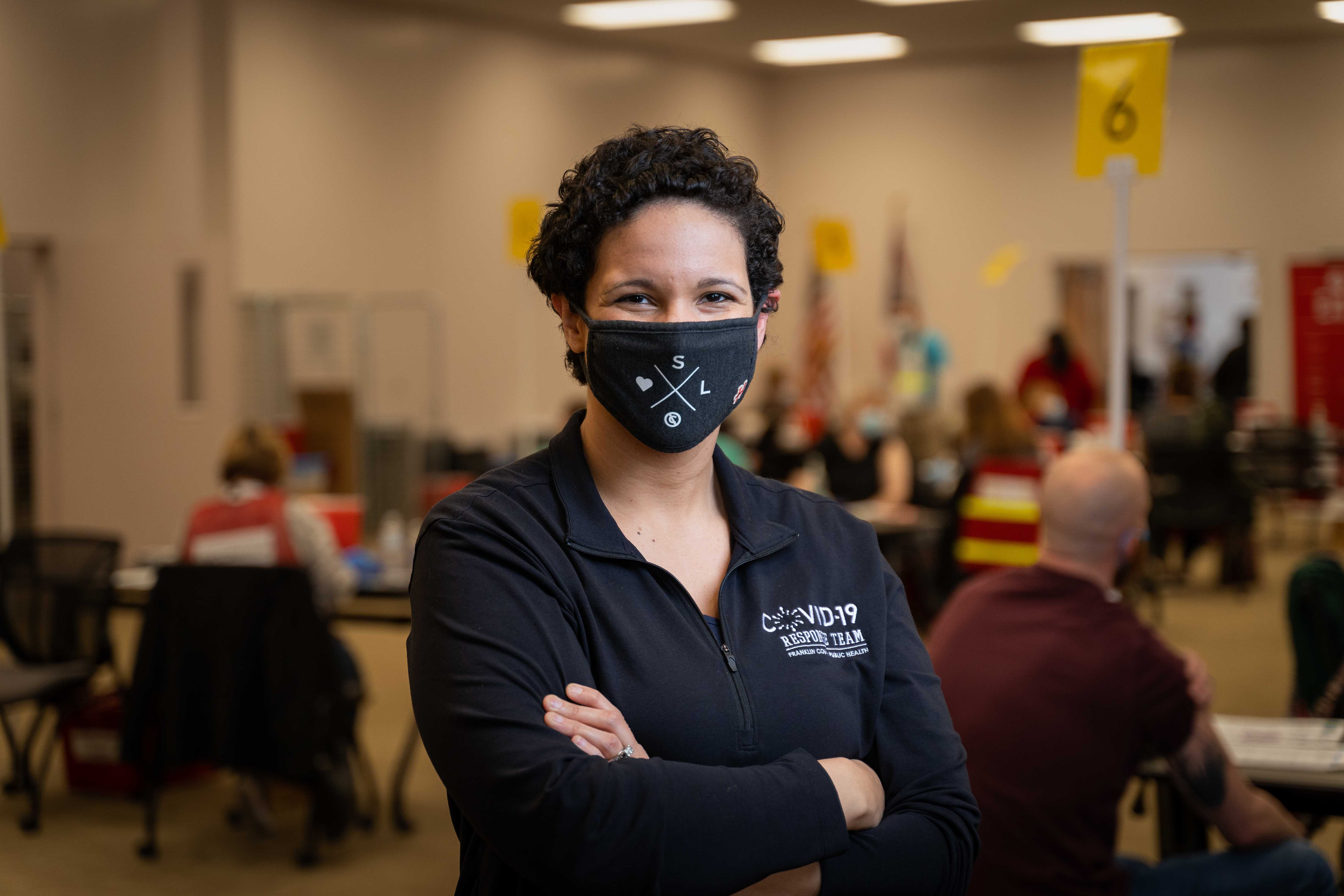 Alex Jones wearing a mask at a vaccination site