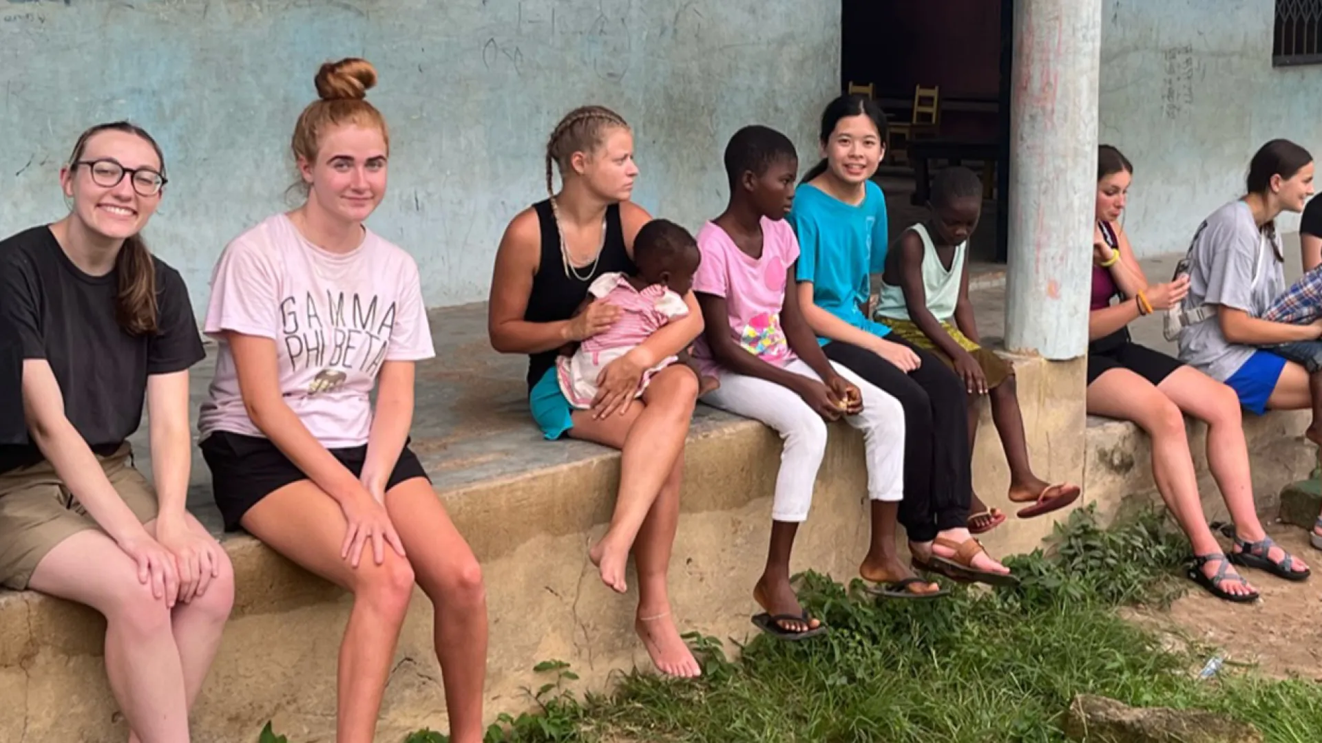 student volunteers at orphanage in Ghana